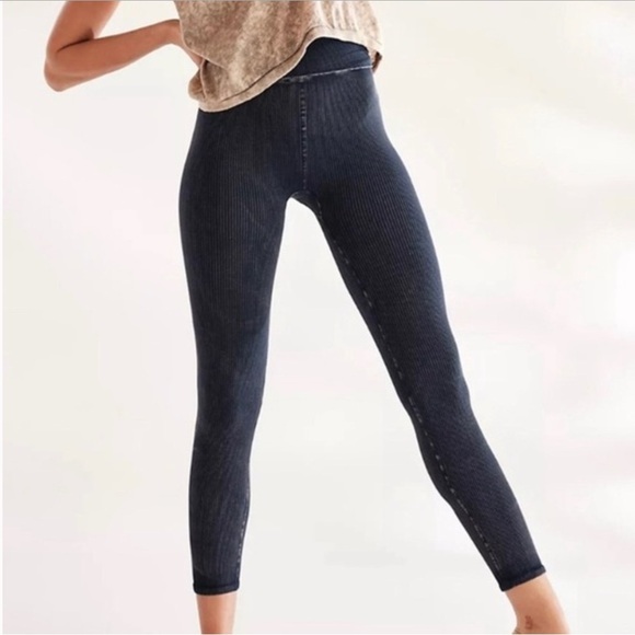 NEW FREE PEOPLE HAPPINESS RUNS LEGGINGS & TANK SET XS/S 108 RED - Picture 5 of 6